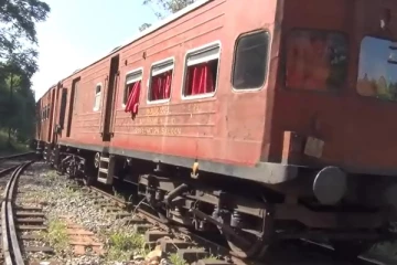 சரக்கு புகையிரதம் ரொசல்லை பகுதியில் தடம்புரழ்வு: மலையக புகையிரத சேவைகள் பாதிப்பு(Photos)