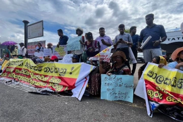 நிரந்தர நியமனம் தரக்கோரி கொழும்பில் போராட்டம்: பொலிஸார் மற்றும் இராணுவத்தினர் குவிப்பு (Photos)