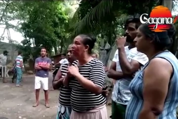 පිහි ඇණුමකින් අවසන් වූ බූරු පොල.. (VIDEO)