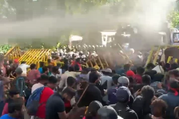 பல்கலைக்கழக மாணவர்களின் போராட்டத்தில் ஏற்பட்ட பதற்றம்: மாணவர்கள் மீது கண்ணீர்ப்புகை பிரயோகம் (Video)