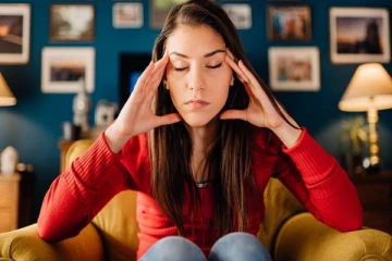 அதிகம் சிந்திப்பவரா நீங்க? மற்றவர்கள் போல் மகிழ்ச்சியாக வாழ சில வழிமுறைகள்