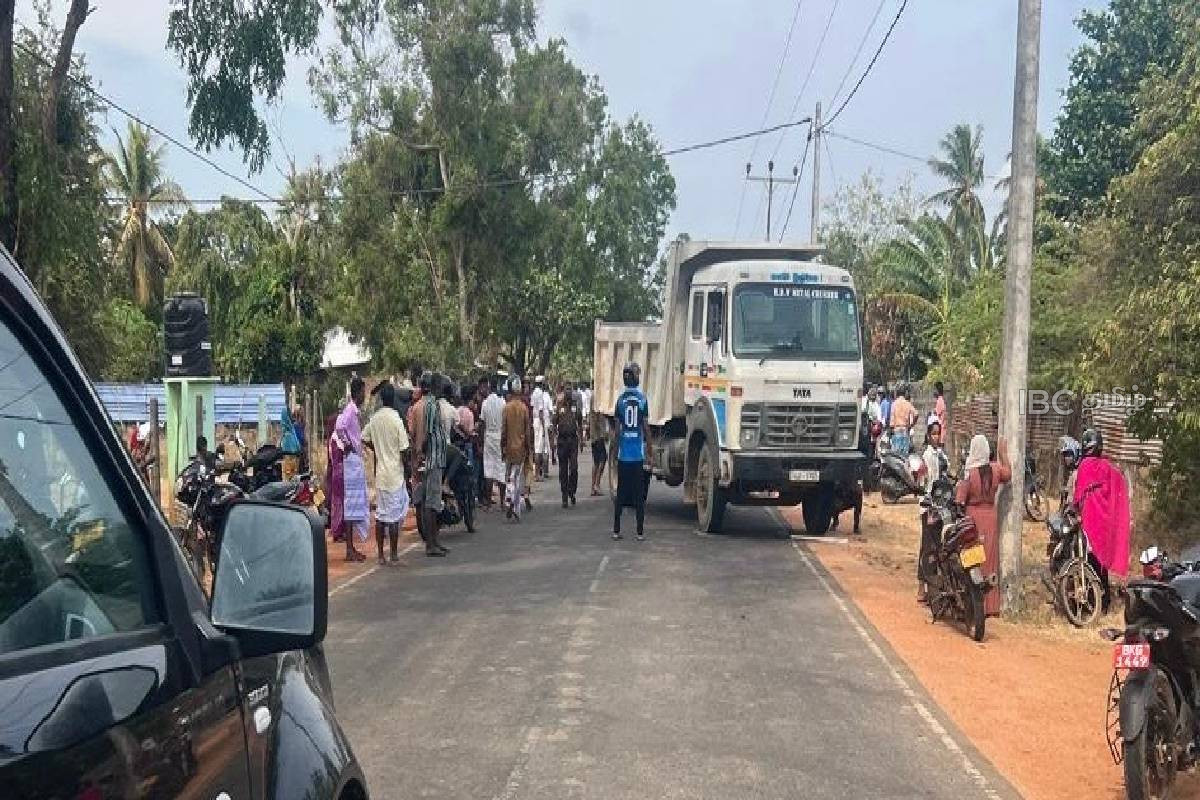 வவுனியாவில் இன்றுமாலை விபத்து : ஒருவர் பலி : மூவர் படுகாயம் | Vavuniya Tipper And Three Wheeler Collision வவுனியாவில் இன்றுமாலை விபத்து : ஒருவர் பலி : மூவர் படுகாயம் | Vavuniya Tipper And Three Wheeler Collision