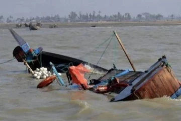 ஆற்றில் திடீரென கவிழ்ந்த படகு... 64 விவசாயிகள் பரிதாபமாக உயிரிழப்பு!