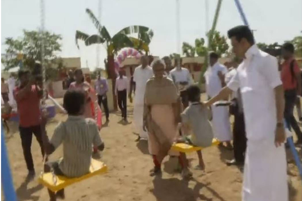 சிறுவர்கள் விளையாடிய ஊஞ்சலை ஆட்டிவிட்டு மகிழ்ந்த முதலமைச்சர் மு.க.ஸ்டாலின் - தமிழ்நாடு