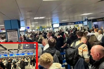 பிரித்தானிய விமான நிலையங்களில் இயங்காமல் போன தானியங்கி அமைப்பால் தவித்த மக்கள்