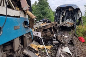 பிரபல ஐரோப்பிய நாட்டில் இரண்டு பயணிகள் ரயில்கள் நேருக்கு நேர் மோதி பயங்கர விபத்து! பரபரப்பு காட்சி