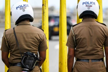 பொலிஸார் மீது தாக்குதல் ; இருவர் மருத்துவமனையில்