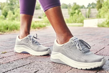 உலகையே திரும்பிப் பார்க்க வைத்த கிழிந்த ஷு: இதன் விலை 1.44 லட்சமாம்