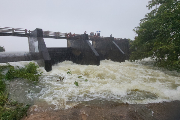 பெரும் பாதிப்புக்குள்ளான வவுனியா! ஏ9 வீதியை ஊடறுத்து பாயும் வெள்ள நீர் | Vavuniya Has Been Severely Affected