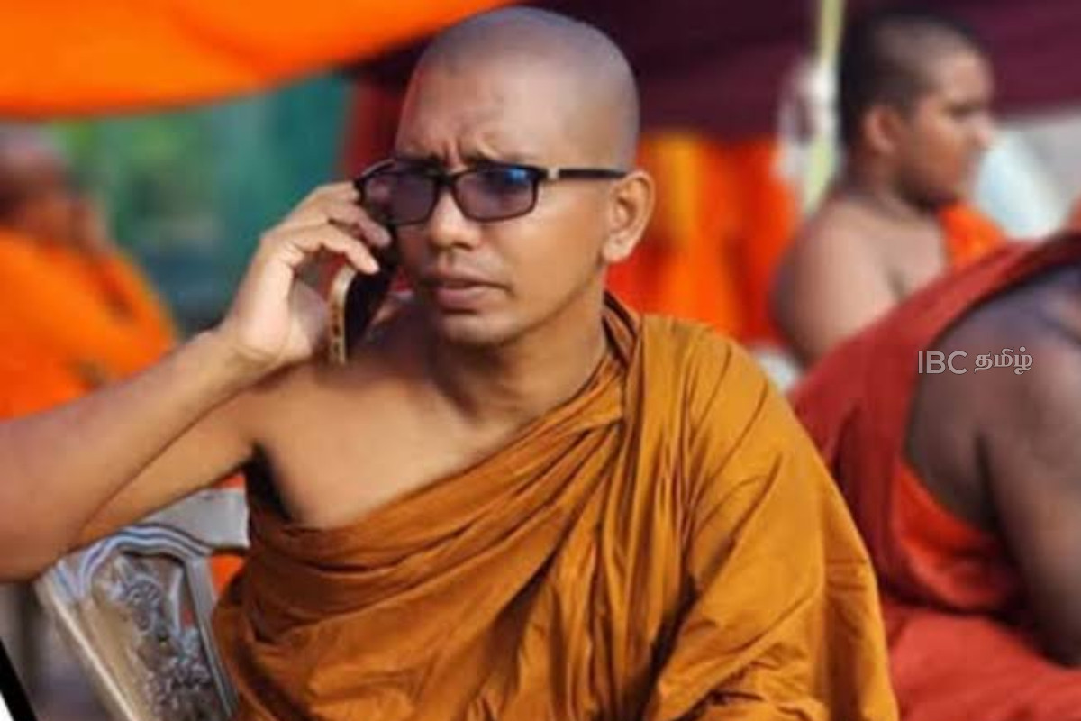 பிக்குகள் போராட்டத்தில் கத்திகளுடன் பிடிபட்ட நபர் - கஸ்ஸப்ப தேருக்கு எதிராக JVP முறைப்பாடு | Files Police Complaint Against Kassapa Thera பிக்குகள் போராட்டத்தில் கத்திகளுடன் பிடிபட்ட நபர் - கஸ்ஸப்ப தேருக்கு எதிராக JVP முறைப்பாடு | Files Police Complaint Against Kassapa Thera