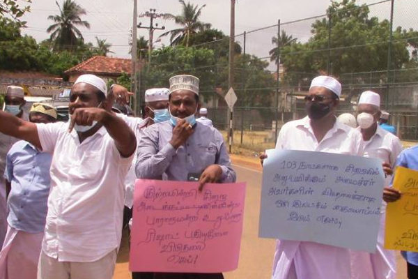 ரிஷாட்டை விடுதலை செய்யுமாறு கோரி கையெழுத்து வேட்டையில் இறங்கிய போராளிகள்! | Signature Hunt Demanding The Release Of Rishad ரிஷாட்டை விடுதலை செய்யுமாறு கோரி கையெழுத்து வேட்டையில் இறங்கிய போராளிகள்! | Signature Hunt Demanding The Release Of Rishad