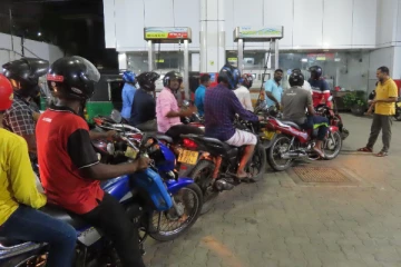 நாட்டின் எரிபொருள் தட்டுப்பாடு: மக்கள் மீண்டும் வரிசையில் (Photos)