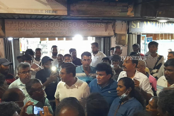 கோட்டா நீ போப்பா... இரவே கொச்சிக்கடையில் போராட்டத்தை அரம்பித்த மனோ! (Photos) | Mano Started The Protest In Kochikade Last Night