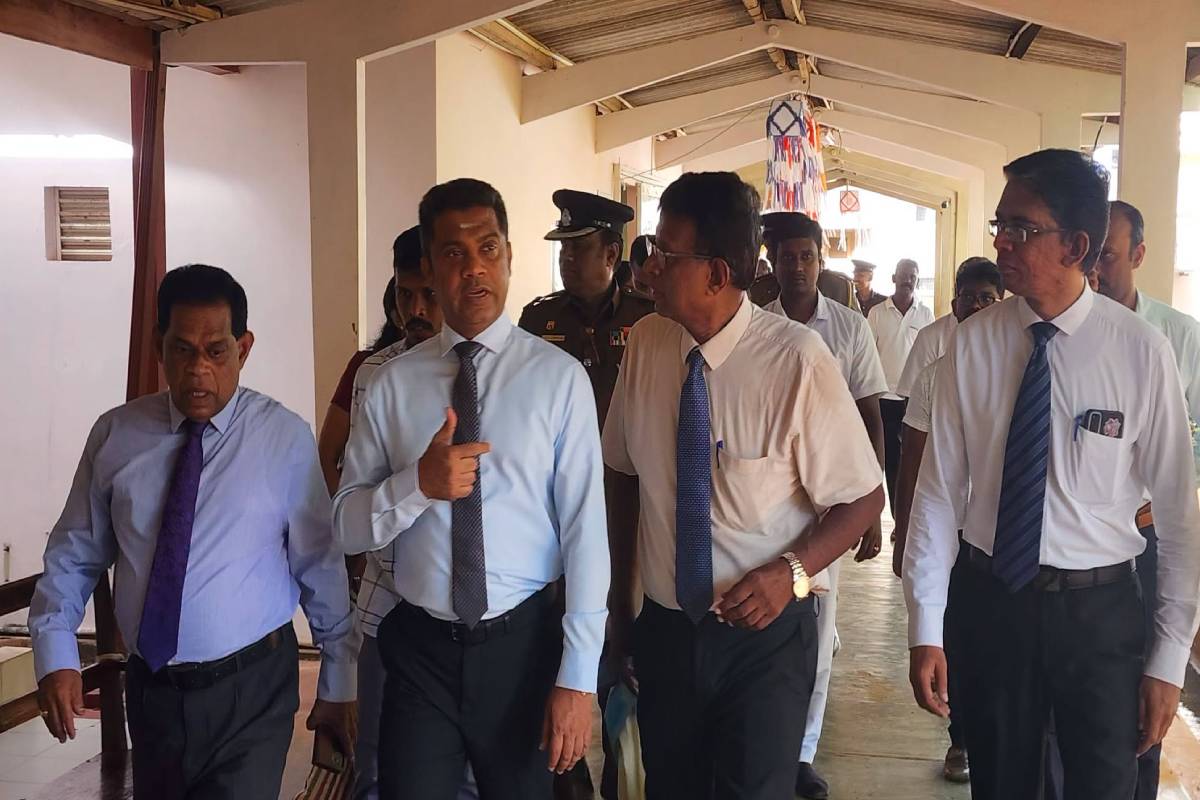 பெயர் பலகையை மாற்றுவதால் வைத்தியசாலை அபிவிருத்தியடையுமா..! | Thellipalai Base Hospital Issue