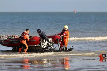 ஆங்கிலக்கால்வாயில் படகு கவிழ்ந்து விபத்து: புலம்பெயர்வோர் மூன்று பேர் பலி