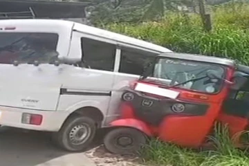 எரிபொருள் நிலையத்துக்கு அருகில் கோர விபத்து ; மாணவி உட்பட நால்வர் காயம்