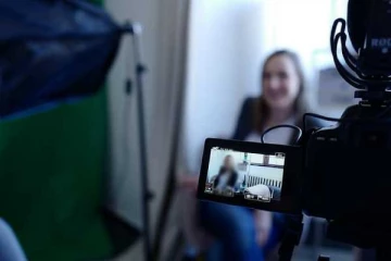 வாய்ப்பு தரேன் ஹோட்டலுக்கு வா-னு சொன்ன இயக்குநர்!! வெளிப்படையாக சொன்ன நகைச்சுவை நடிகை...