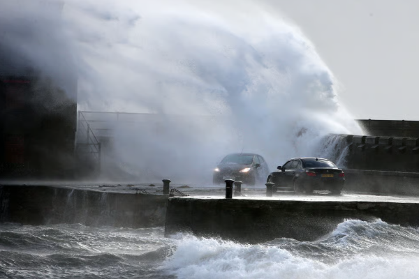 இந்த மூன்று பொருட்களையும் தயாராக வைத்துக்கொள்ளுங்கள்: பிரித்தானிய வானிலை ஆராய்ச்சி மையம் வலியுறுத்தல் | Uk Urge Citizens 3 Essential Items Face Storm Bram இந்த மூன்று பொருட்களையும் தயாராக வைத்துக்கொள்ளுங்கள்: பிரித்தானிய வானிலை ஆராய்ச்சி மையம் வலியுறுத்தல் | Uk Urge Citizens 3 Essential Items Face Storm Bram