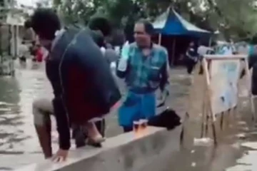 யாருடா நீங்கெல்லாம் இந்த ரணகளத்துலையும் கிலு கிலுப்பு கேட்குதா! குடிமகன்கள் அட்ராசிட்டி..