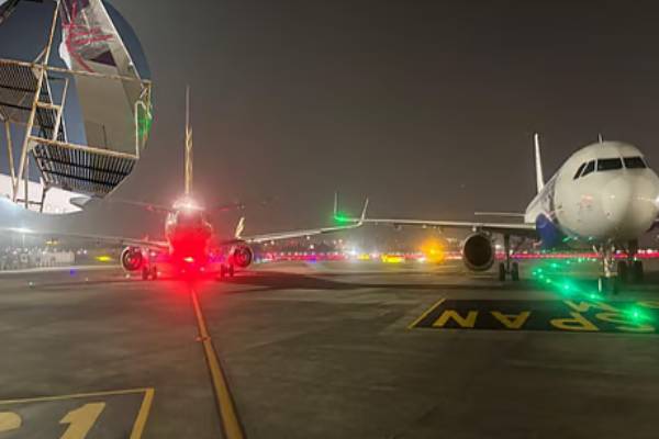 மும்பை விமான நிலையத்தில் ஏற்பட்ட பதற்றம் - பயணிகளுடன் உரசிக்கொண்ட விமானங்கள் | Wings Of Two Planes Collide At Mumbai Airport