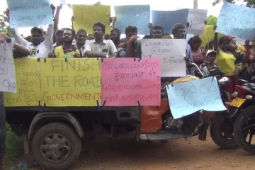 வீதியை புனரமைத்து தருமாறு கோரி புத்தளத்தில் ஆர்ப்பாட்டம்