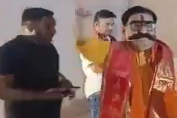 தலித் MLA கோயிலுக்கு வந்ததால் கங்கை நீரை தெளித்து சுத்தம் செய்த பாஜக நிர்வாகி