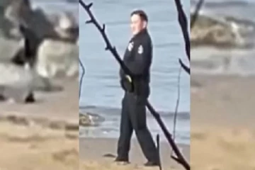 கடற்கரையில் உயிரற்ற உடல் முன் பொலிசார் செய்த மோசமான செயல்... சிக்கிய வீடியோவால் பரபரப்பு