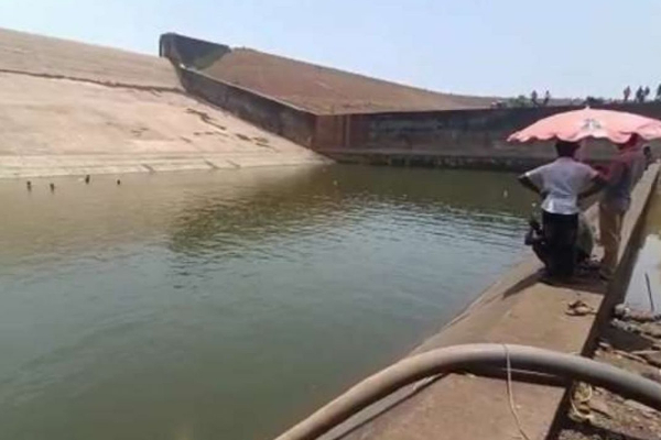 ஒரு செல்போனுக்காக ஏரியிலிருந்து 21 லட்சம் லிட்டர் நீரை வெளியேற்றிய அதிகாரி - பகீர்! | Chhattisgarh Officer Out Water Reservoir For Phone ஒரு செல்போனுக்காக ஏரியிலிருந்து 21 லட்சம் லிட்டர் நீரை வெளியேற்றிய அதிகாரி - பகீர்! | Chhattisgarh Officer Out Water Reservoir For Phone