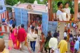 கோவில் படிபாதையில் மனைவி தூக்கி சென்று ரீல்ஸ்... சர்ச்சையை ஏற்படுத்திய சம்பவம்