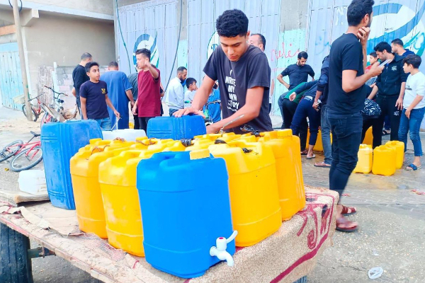 gaza-peoples-drinking-rain-water-due-to-shortage மழை நீரை குடிக்கும் காசா மக்கள்! இஸ்ரேல் போரினால் சீரழியும் பாலஸ்தீனர்கள்