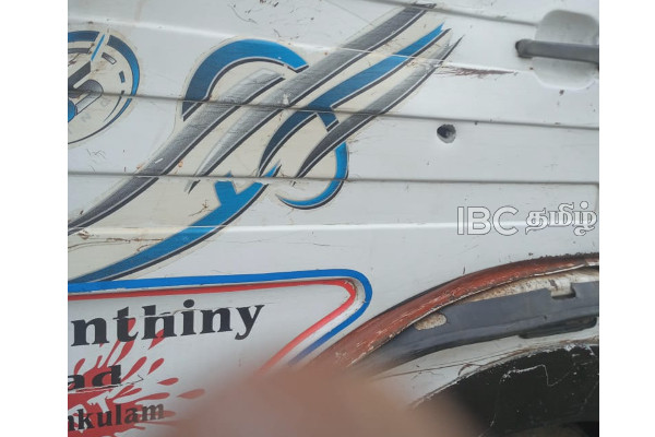 தமிழர் பகுதியில் கனரக வாகனம் மீது துப்பாக்கிச்சூடு: ஒருவர் காயம் | One Injured In Firing At Ripper In Kilinochchi தமிழர் பகுதியில் கனரக வாகனம் மீது துப்பாக்கிச்சூடு: ஒருவர் காயம் | One Injured In Firing At Ripper In Kilinochchi