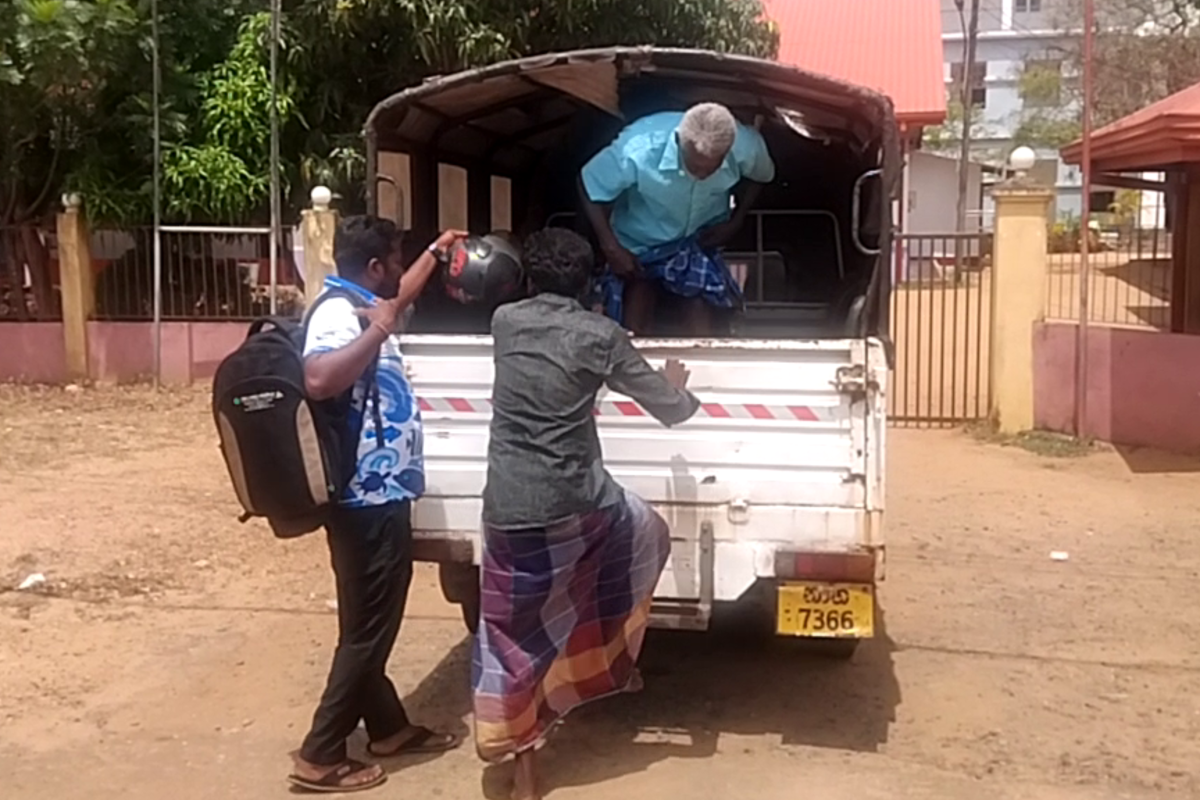 இரணைதீவு கடற்பரப்பில் கைதான இந்திய கடற்தொழிலாளர்களை விளக்கமறியலில் வைக்குமாறு உத்தரவு | Kilinochchi Magistrate S Court Orders Remand