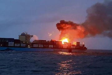 இலங்கை வந்து கொண்டிருந்த சரக்கு கப்பலில் பாரிய தீ; ஒருவர் உயிரிழப்பு