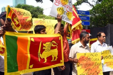 "சிறிலங்கா இராணுவத்தினர் போர்க் குற்றம் புரியவில்லையாம்" - கொழும்பு, மட்டக்களப்பில் சிலர் போராட்டம்(படங்கள்)