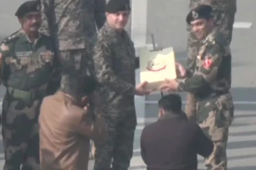 குடியரசுத் தின விழா - வாகா எல்லையில் பாக்.ரேஞ்சர்களுக்கு இனிப்பு வழங்கிய இந்திய பாதுகாப்பு படை வீரர்கள்..!