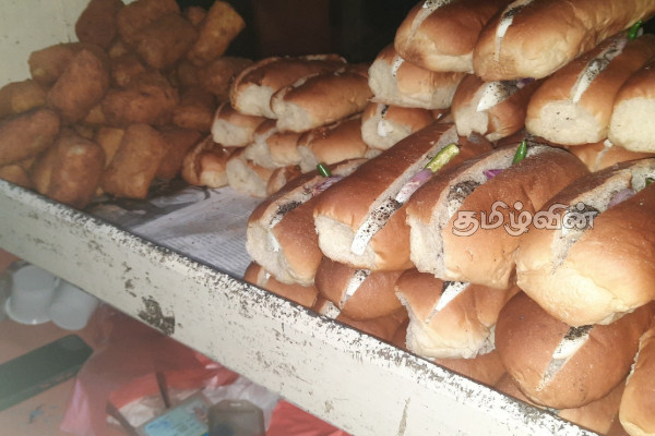 மட்டக்களப்பிலிருந்து கொழும்பு செல்லும் புகையிரதத்தில் உள்ள சிற்றுண்டியில் திடீர் சோதனை (Photos) | Canteen On The Train From Batticaloa To Colombo