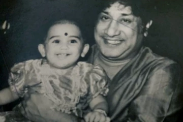 நடிகர் திலகம் சிவாஜி கணேசன் தூக்கி வைத்திருக்கும் இந்த குழந்தை யார் தெரியுமா.. பிரபல நடிகையா இவர்