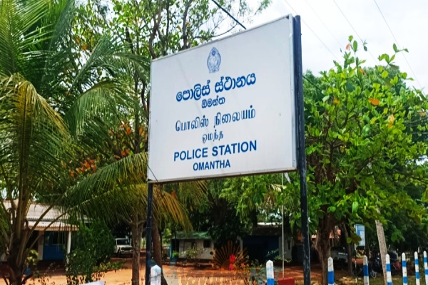 வவுனியாவில் துணிகரம் -திருடர்களின் வாளை பறித்து வெட்டிய குடும்பஸ்தர் | Sword Cut In Vavuniya