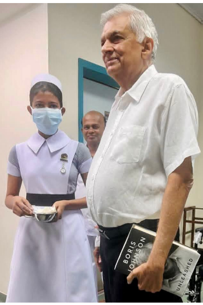 வைத்தியசாலையில் இருந்து வீடு சென்றார் ரணில் விக்ரமசிங்க | Ranil Wickremesinghe Discharged From Hospital