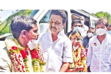 மணக்கோலத்தில் காத்திருந்த திருமண ஜோடிக்கு இன்ப அதிர்ச்சி கொடுத்த மு.க.ஸ்டாலின்! வைரலாகும் புகைப்படம்