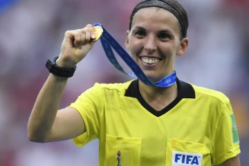 கால்பந்துபோட்டி வரலாற்றில் முதல்முறையாக களம் இறங்கும் பெண்!