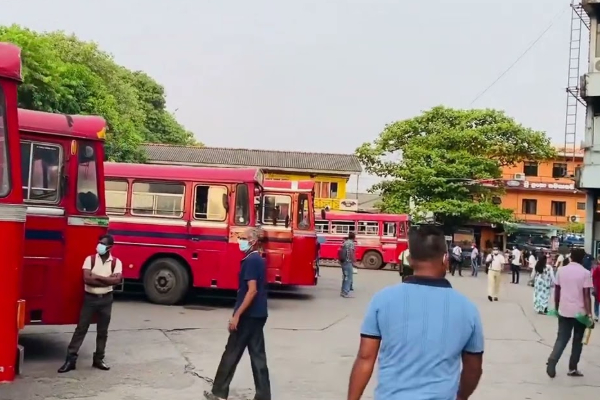 பேருந்து நிலையத்தில் தனியாக இருந்த எட்டு வயது மீட்பு | Eight Year Old Rescued At Bus Station Kottawa