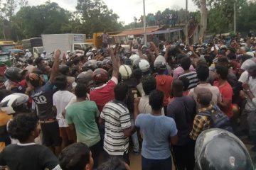 எரிபொருள் நிலையத்தில் மதகுரு மீது பொலிஸ் தாக்குதல்: மக்கள் போராட்டம் (Video)