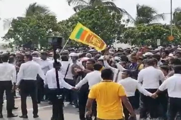 கொழும்பு வன்முறையில் மனித சங்கிலியாக மாறி போராட்டகாரர்களை பாதுகாத்த வழக்கறிஞர்கள்! குவியும் பாராட்டுக்கள்