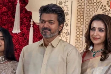 த்ரிஷாவுடன் ஒரே காரில் வந்திறங்கிய விஜய் (Video)