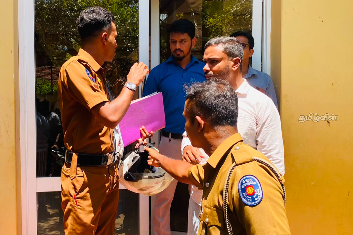 வருமான வரி அறவீட்டில் ஏற்பட்ட குழப்பம் - நிலைமையை கட்டுக்குள் கொண்டு வந்த பொலிஸார் | Confusion Regarding Income Tax Collection வருமான வரி அறவீட்டில் ஏற்பட்ட குழப்பம் - நிலைமையை கட்டுக்குள் கொண்டு வந்த பொலிஸார் | Confusion Regarding Income Tax Collection