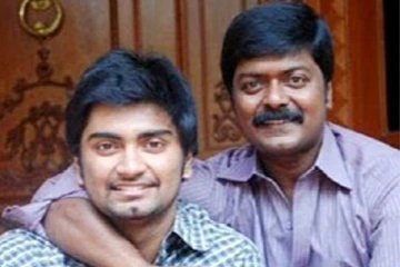 நடிகர் அதர்வா தனது அப்பா முரளியுடன் சிறு வயதில் எடுத்துக்கொண்ட புகைப்படம்.. இதோ