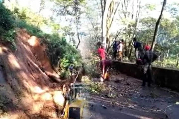 ஹட்டன் - கொழும்பு பிரதான வீதியில் பாரிய மண்சரிவு (Video)