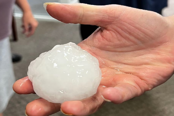 அமெரிக்காவில் பந்தின் அளவுக்கு பெய்த ஆலங்கட்டி மழை! | Tennis Ball Sized Hail In America