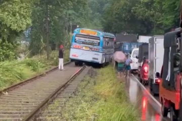 தண்டவாளத்தில் பேருந்தை செலுத்திய சாரதி கைது